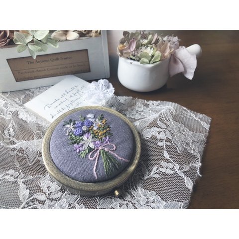 手刺繍＊コンパクトミラー/お花刺繍/持ち歩き鏡/誕生日プレゼントや自分へのご褒美に/ブーケスワッグ/プレゼント手鏡/鏡/かがみ/お洒落女子/hysdoll Hy's Doll