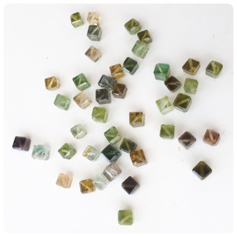 ∴天然石ビーズ∵宝石質グリーントルマリン ｷｭｰﾌﾞ  1個