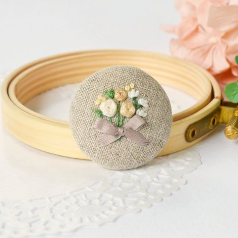 【 ブローチ 】刺繍 くるみボタン ( 3.8cm )　花束