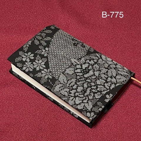 B-775標準サイズ　大島紬　地紙草花　文庫本ブックカバー