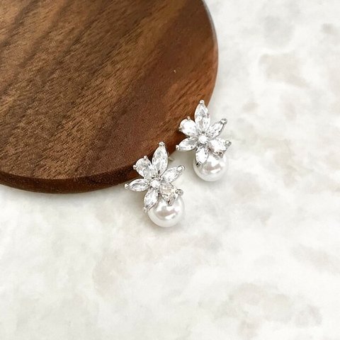 petit ジルコニアピアス 小ぶりでかわいい花嫁のウエディングアクセサリー結婚式 ウェディング ブライダルピアス　フォトウェディング　ウェディングピアス　おおぶりピアス　ブライダル　