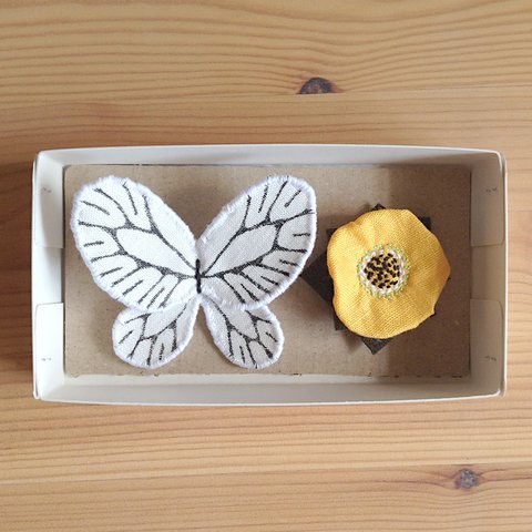 リネンの蝶のブローチと花のマグネット ～ 白い蝶と黄色い花 ～