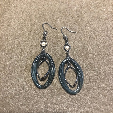 アクリルフープのピアス