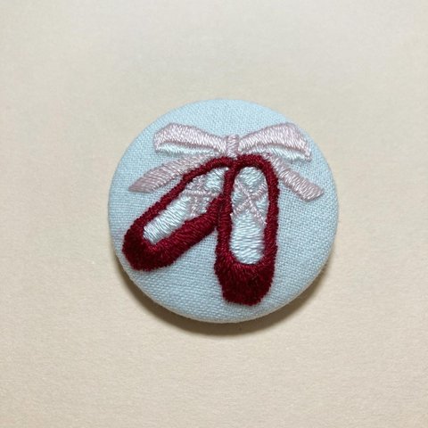 バレエシューズの刺繍ブローチ　38mmくるみボタン