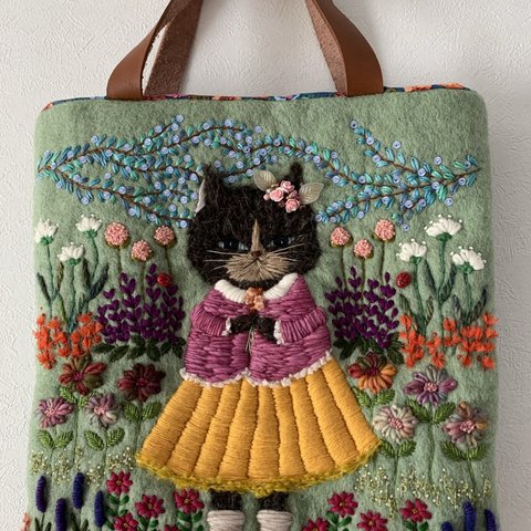 猫さんとお花畑刺繍　羊毛フェルト生地のバッグ