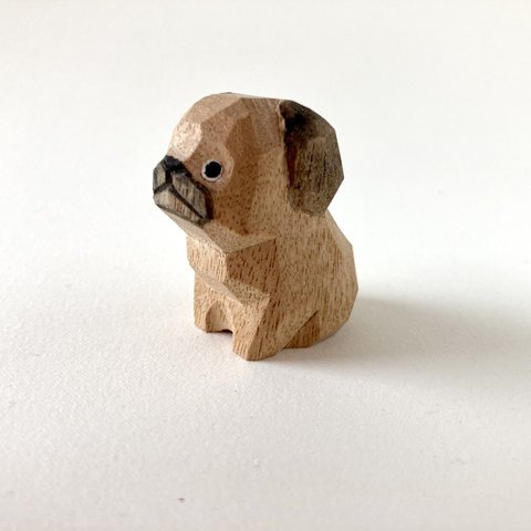 木彫り動物（一刀彫）『見つめるおすわり犬：パグ』置物　幅八分
