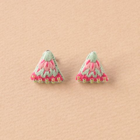 三角の刺繍ピアス／イヤリング-春色-