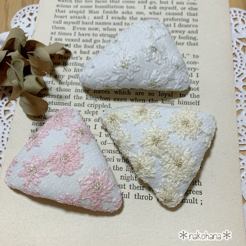 お花刺繍の三角パッチンピン　オーガンジー　レース生地　