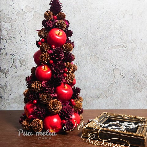 りんご と たっぷり 木の実 の ピラミーデ ｜ クリスマス　クリスマスツリー　赤色　プレゼント　オールシーズン 飾れる　木の実　ナチュラル　りんご　アップル　松ぼっくり　ギフト　コンパクト　即納