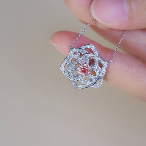 花モチーフ　k18ピンクダイヤモンドネックレス
