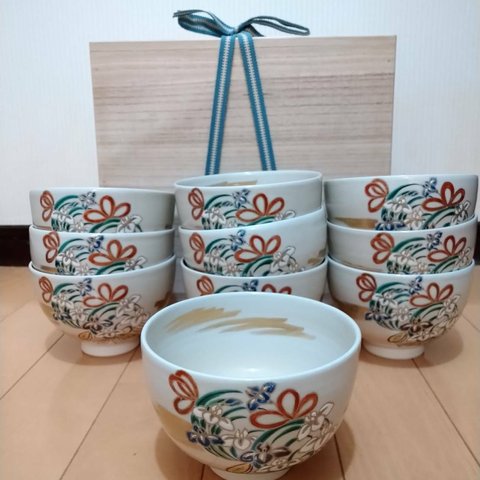 初心者、茶碗、贈り物 山川巌工房造 色絵菖蒲飾り数茶碗（10個セット）  サイズ：直径11.5cm×8cm  