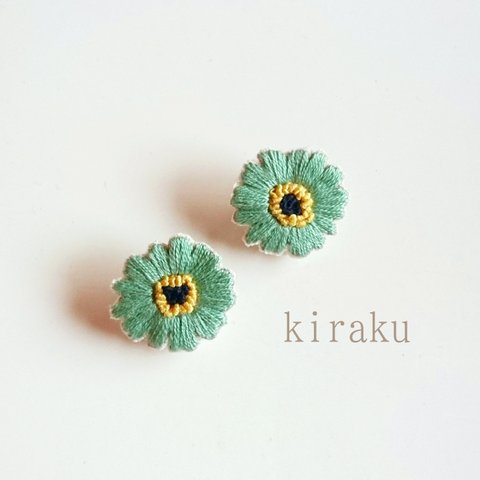 花の手刺繍イヤリング(緑)