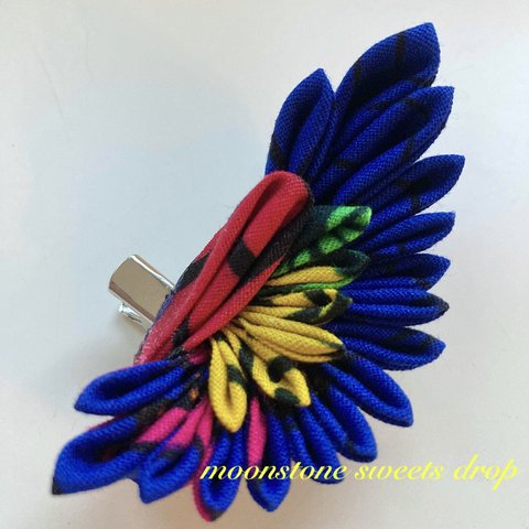 コンゴウインコの羽根 ブローチ カラフルなつまみ細工①ブルー アフリカンプリント