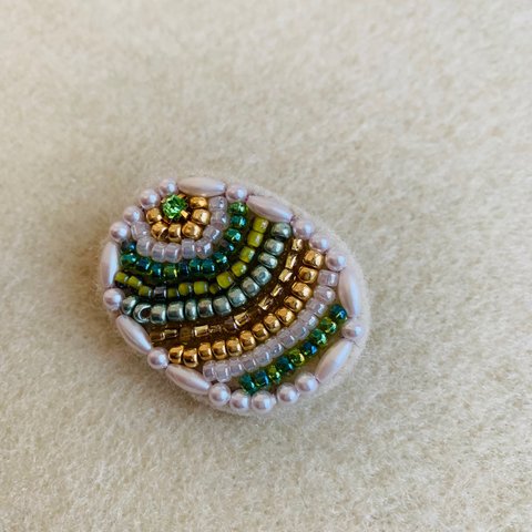 爽やかグリーン系 ビーズ刺繍のブローチ 楕円 