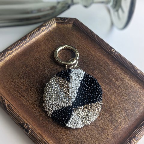 ray(black●) ビーズ刺繍キーホルダー