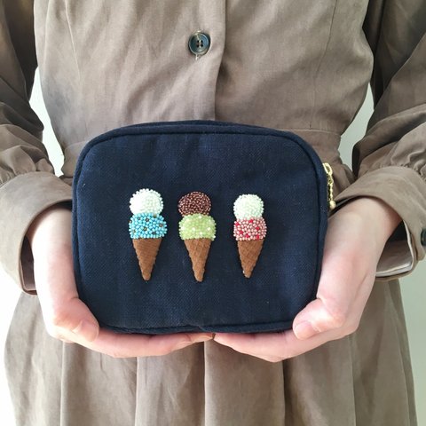 アイスクリームのビーズ刺繍ポーチ(ネイビー)