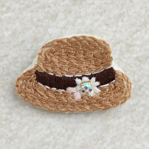 ビジュー付き麦わら帽子の刺繍ブローチ