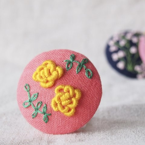 刺繍ブローチ(綿麻) 黄色の薔薇　ヘアゴム可 くるみボタン　送料無料