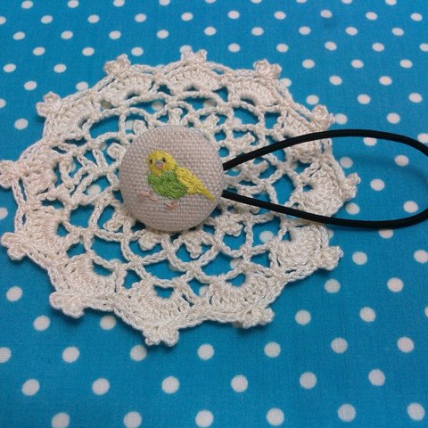 セキセイインコの刺繍のヘアゴム