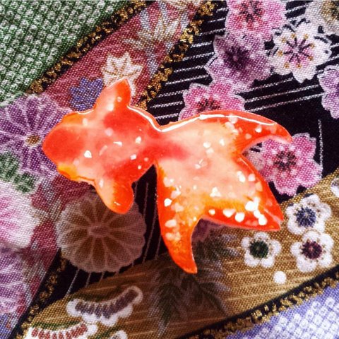 再販🌼金魚とクラッシュシェルのブローチ まだら