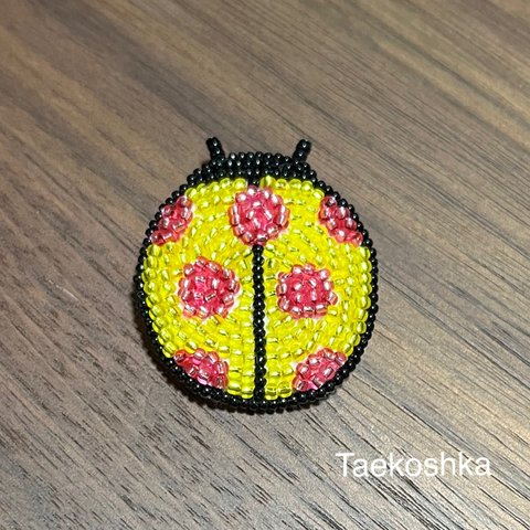 てんとう虫のブローチ　黄色✖️ピンク　ビーズ刺繍　