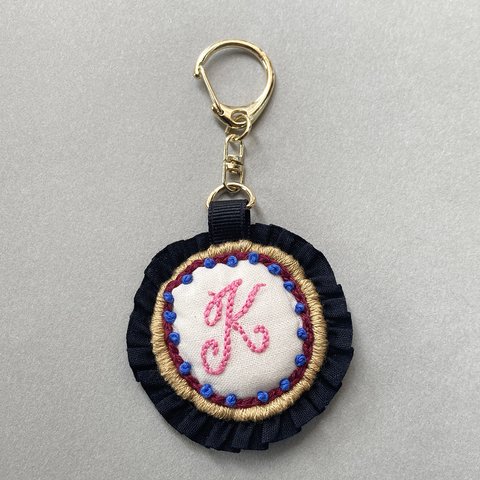 刺繍のイニシャルチャーム（キーホルダー）【K】