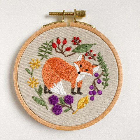 刺繍　ファブリックパネル　キツネからの招待ー　動物　植物　(ライトベージュ×オレンジ)(S) 