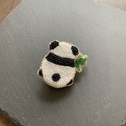 送料無料⭐️ ビーズ刺繍ブローチ　後ろ姿パンダ　2way ブローチ　バッグチャーム