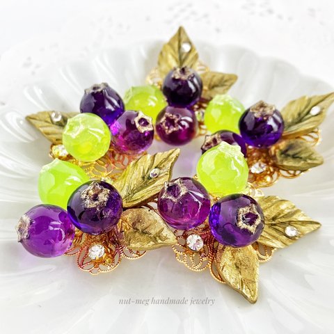 「ブルーベリーが色づくまで」ブローチ(３粒)(blueberry brooch/フェイクフード/フェイクスイーツ/スイーツデコ/フルーツ/果物/レジン)