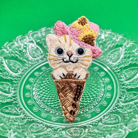 ソフトクリームの茶トラ猫 の手刺繍ブローチ