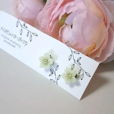 ・ 淡いグリーンの小さなお花のピアス　＃530
