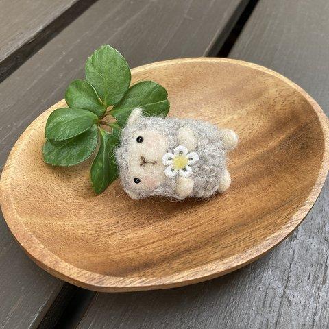 花とひつじさんさんブローチ