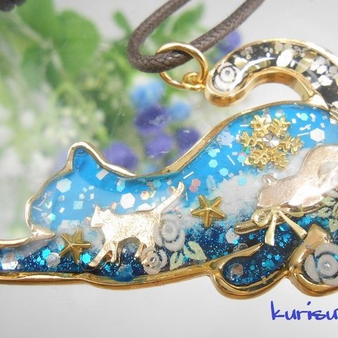 ★クリスタ★大きめ伏せ猫のネックレス　スカイブルー　花と歩く猫＋伏せ猫　レジン　