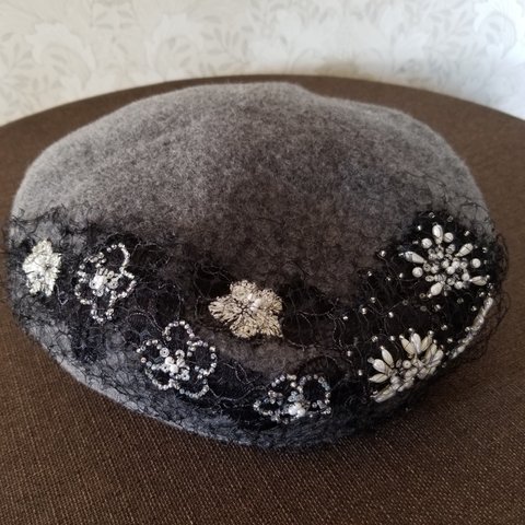 レースコラージュのベレー帽『レトロ･グレー』冬の花