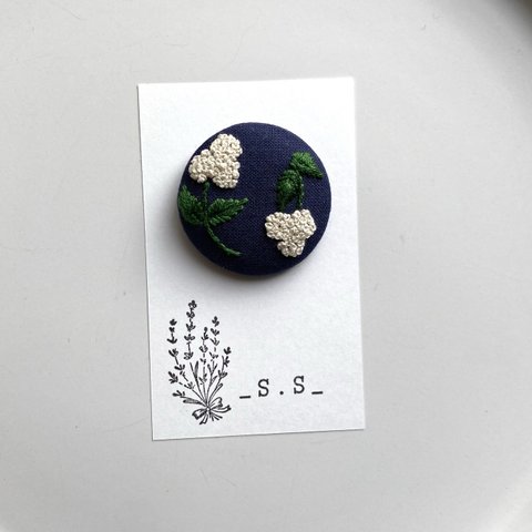 刺繍🪡くるみボタンのヘアゴム・ブローチ