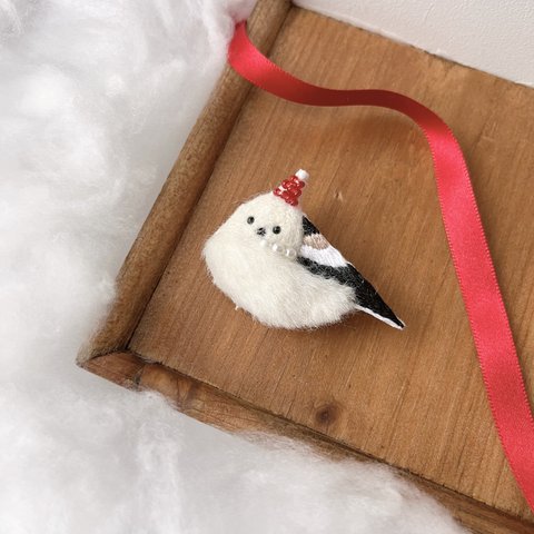 羊毛 刺繍 ブローチ ＊【 クリスマス サンタ帽 シマエナガ 】