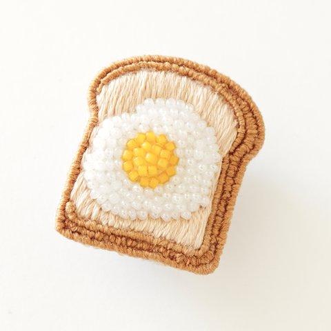 【受注制作】ビーズ刺繍の目玉焼きトーストのブローチ