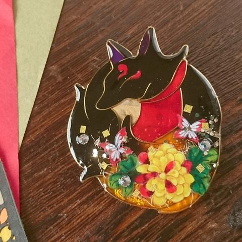 お狐様ブローチ〜蝶見酒に菊〜（Brooch of  fox）