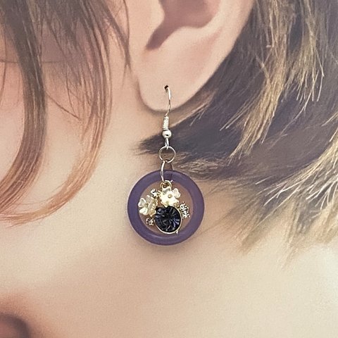 purple pierced earrings　パープル　紫　丸　ラウンド　フラワー　ビジュー