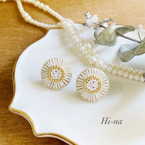 【特集掲載】白いガーベラ flower 刺繍イヤリング　