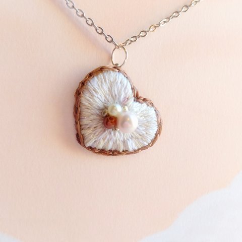 刺繍ハートのペンダント【ホワイト】