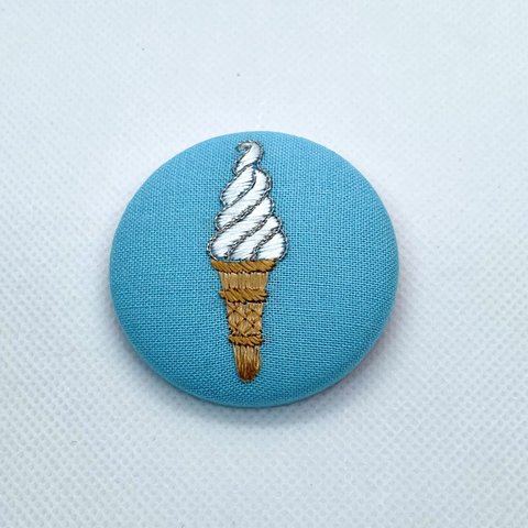 ソフトクリーム　刺繍ブローチ