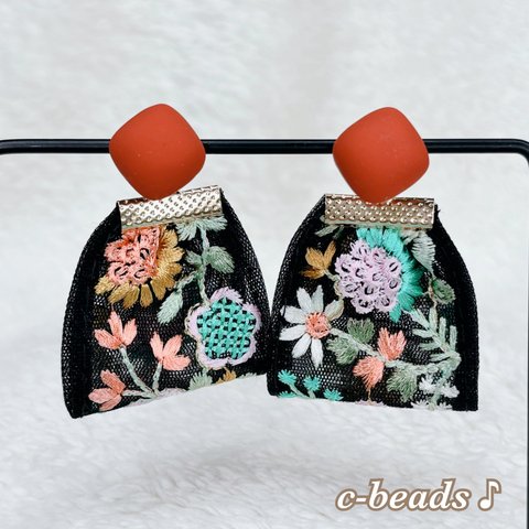 【 2way ピアス 】カボションとインド刺繍リボンのピアス カボション レンガ色 猫 インド刺繍リボン 母の日 プレゼント