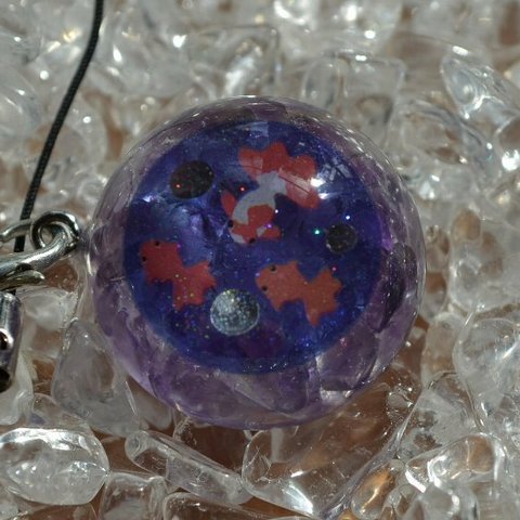 「金魚」鉱石レジン（半球型：直径2.5cm×厚さ1.3cm）【アメジスト】