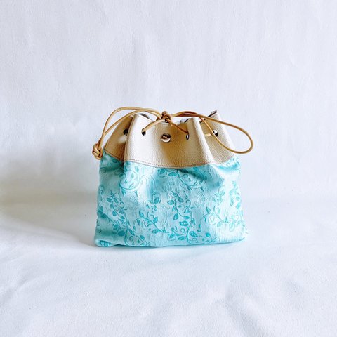 巾着バッグ 本革 × ジャガード 生地 刺繍 / クリームラメ × ライトブルー