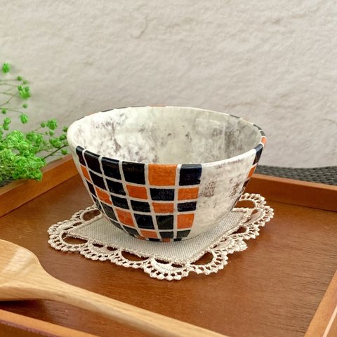 オレンジ色と呉須色の格子柄模様の小さめお茶碗