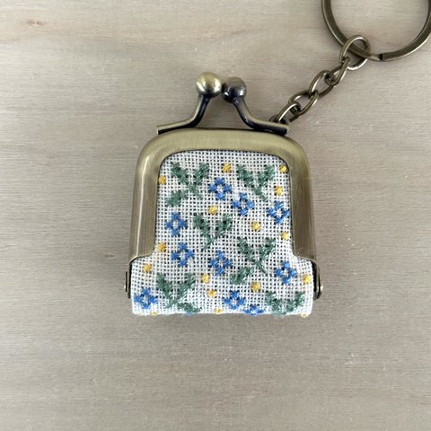 がま口　キーホルダー　バッグチャーム　刺繍　小花柄　ブルー