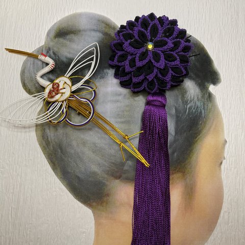 紫、黒ちりめんのつまみ細工と水引きの鶴の髪飾りが出来ました。
