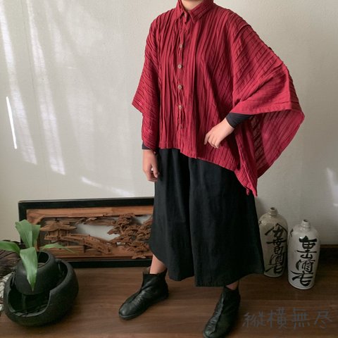 贅沢ピンタックと着物風袖なしで身巾がゆったりのポンチョ風前開きコットンブラウス　赤色