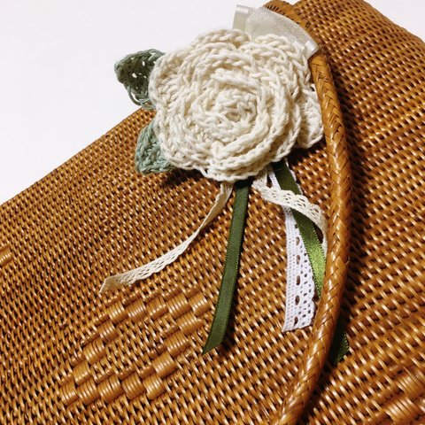 編み花ブローチ